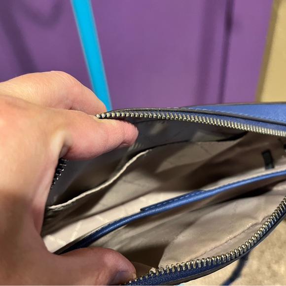 💙MICHAEL KORS BLUE CROSSBODY PURSE💙 - Picture 4 of 4